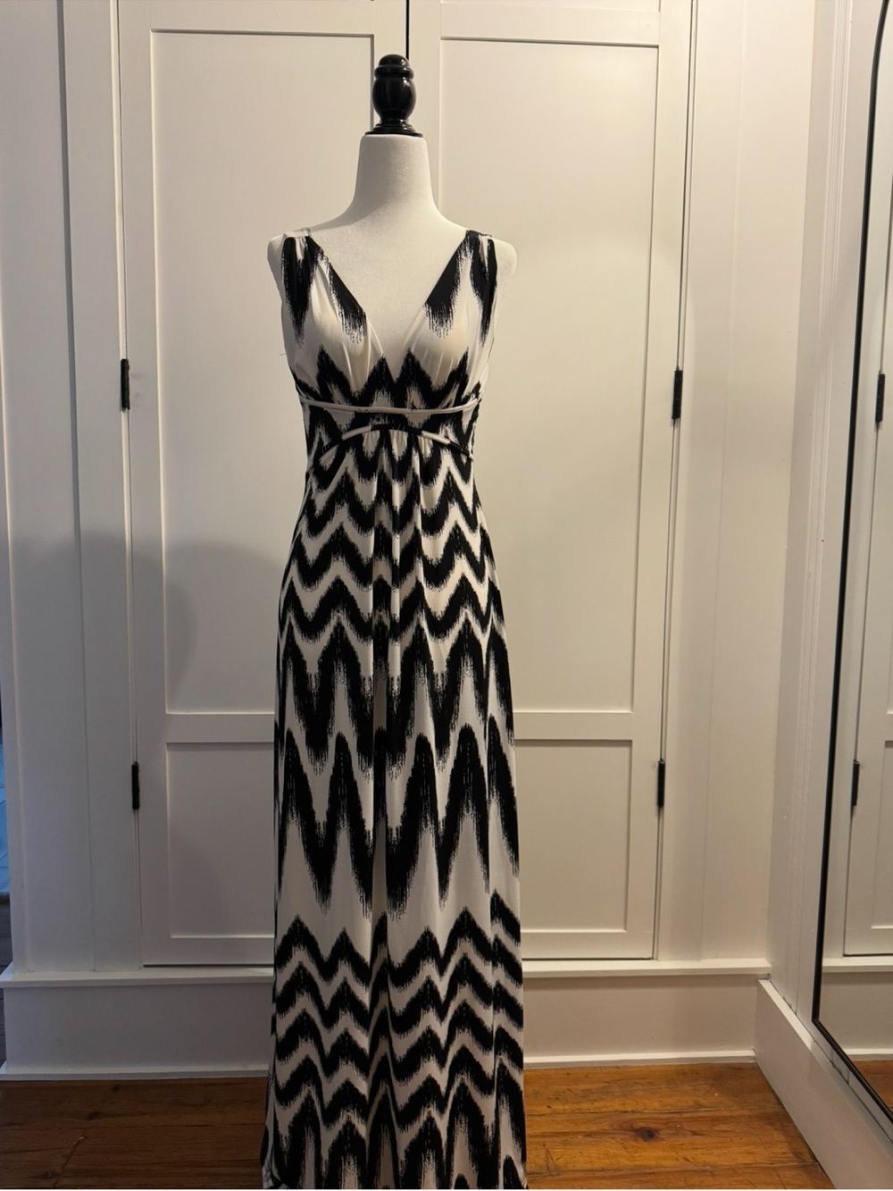 Papillon Blanc Black & White Chevron V-Neck Maxi